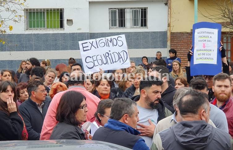 Vecinos y comerciantes se manifestaron contra la inseguridad. (Foto: santotomealdia)