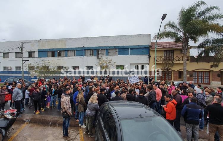 Vista panorámica de la manifestación frente al Municipio. (Foto: santotomealdia)