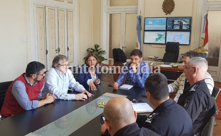 Qüesta estuvo acompañada por el secretario de Gobierno y por el concejal Giménez. (Foto: Gentileza: Municipalidad de Santo Tomé)