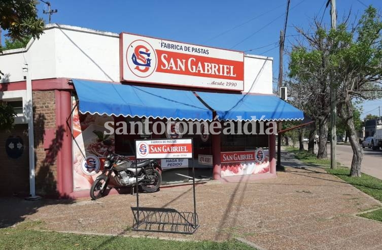 Luego de robar, el delincuente se fue por la puerta principal del negocio. (Foto: santotomealdia)