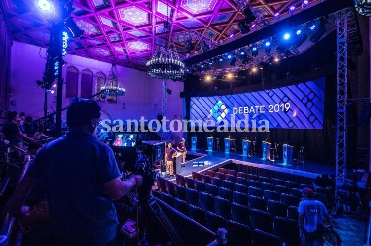 Todo listo para el primer debate presidencial de cara al 27 de octubre, en el Paraninfo de la UNL. (Foto: Juan Martín Alfieri)