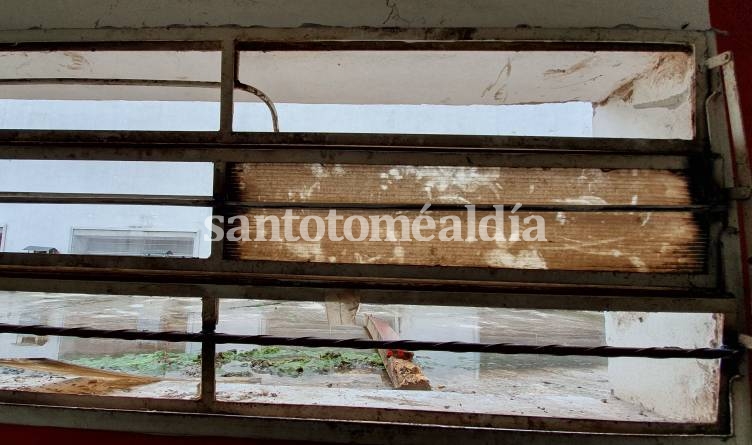 Luego del primer robo le pusieron hierros a cada hoja del ventiluz, pero los delincuentes forzaron una e ingresaron. (Foto: santotomealdia)