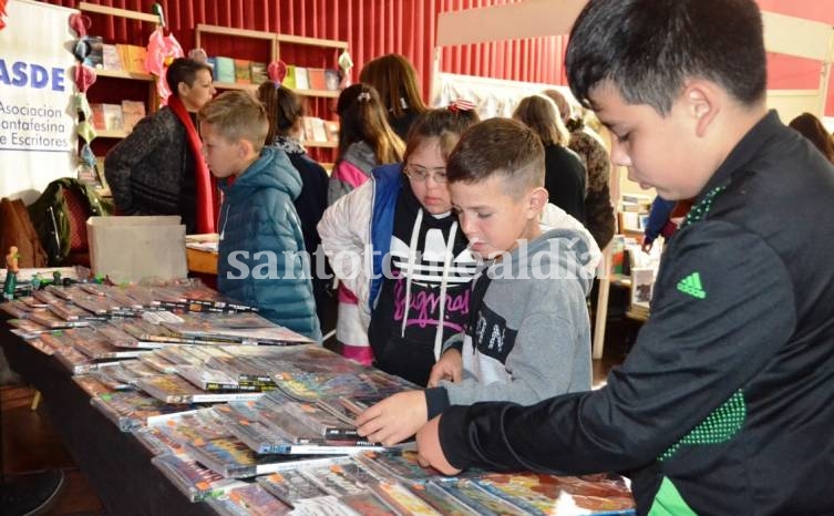 Alumnos de escuelas de la ciudad visitaron la Feria del Libro. (Foto: Municipalidad de Santo Tomé)