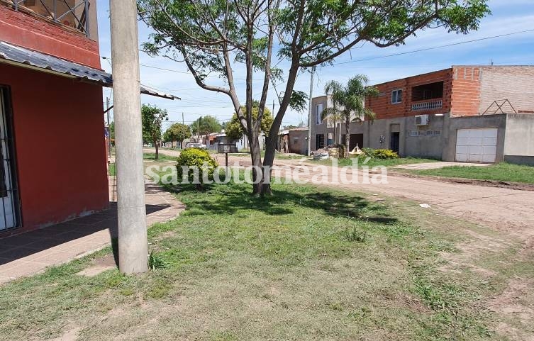 Junto al poste de hormigón que se observa en la esquina fue hallado el cuerpo sin vida de Daniel Cabrera. (Foto: santotomealdia)