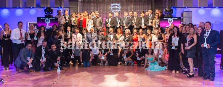 Todos los premiados de la noche, en el escenario principal. (Foto: RG)