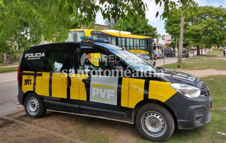 Tres personas ingresaron a robar a una vivienda y la policía detuvo a una de ellas a quien reconoció porque había ocultado su rostro con una máscara de Spiderman. (Foto: Aire de Santa Fe)