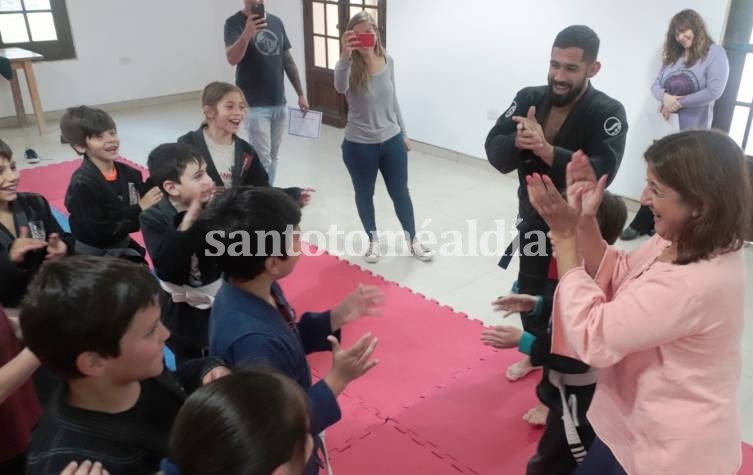 En el cierre de las escuelas deportivas municipales, la intendente visitó la última clase del año del taller de Jiu Jitsu. (Foto: Municipalidad de Santo Tomé)