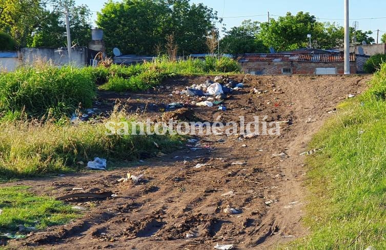 Piden la erradicación de un micro basural ubicado entre el inicio del Acceso Norte y las vías del ferrocarril