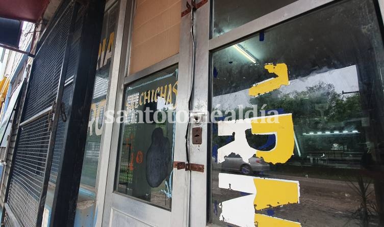 La puerta de acceso al local, visiblemente dañada. (Foto: santotomealdia)