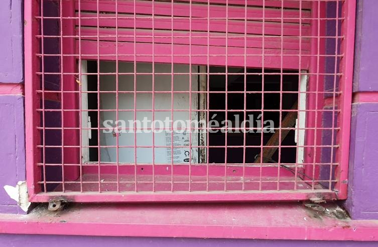 La ventana violentada, por donde ingresó el delincuente. (Foto: Santotomealdia)