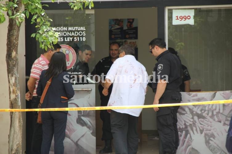 El empleado de la Mutual 5110, herido en el asalto, habla con la policía. (Foto: Susana Bedetti para santotomealdia)