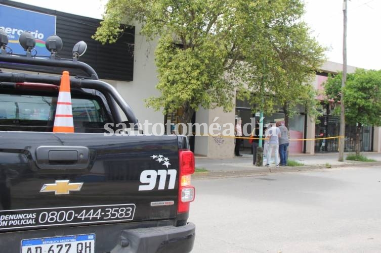 La policía arribó al lugar para intentar esclarecer el hecho. (Foto: Susana Bedetti para santotomealdia)