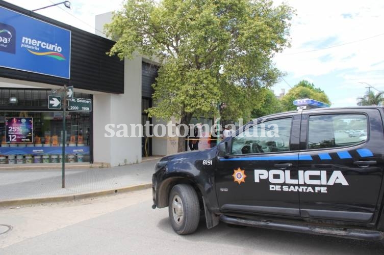 La policía arribó al lugar para intentar esclarecer el hecho. (Foto: Susana Bedetti para santotomealdia)