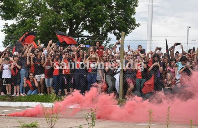 Los hinchas de Colón despidieron al plantel en el Aeropuerto de Sauce Viejo. (Foto: El Litoral)