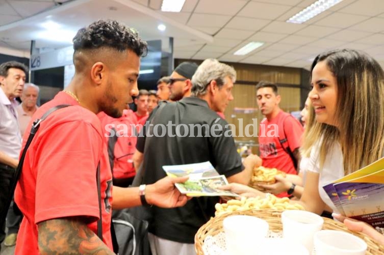 El plantel rojinegro arribó al aeropuerto de Asunción este miércoles por la tarde. (Foto: @senatur_py)