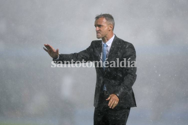 Pablo Lavallén, bajo el diluvio de Asunción. (Foto: CONMEBOL)