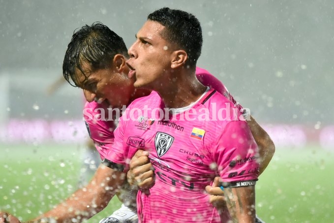 Luis Fernando León festeja, tras marcar de cabeza el 1-0. (Foto: CONMEBOL)