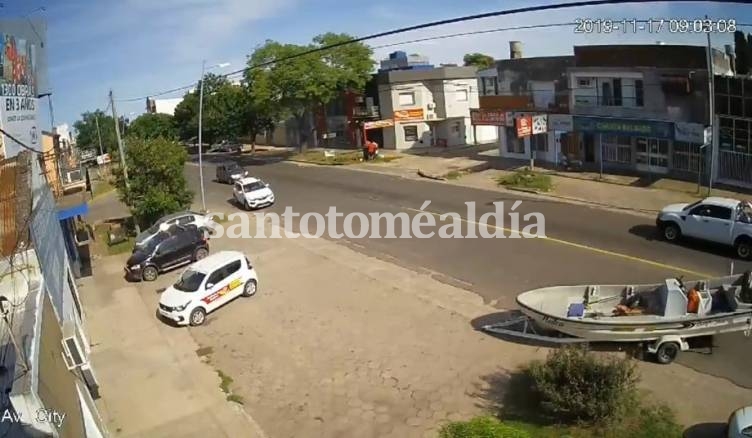 VIDEO: Una lancha suelta en la avenida 7 de Marzo