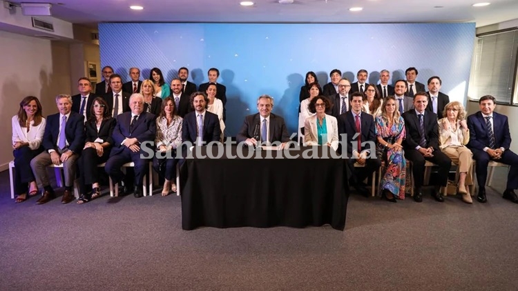 Alberto Fernández oficializó la conformación de su gabinete de ministros. (Foto: Infobae)