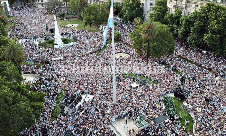 Una vista de la Plaza de Mayo durante el acto. (Foto: Presidencia)