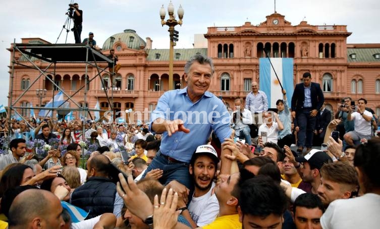 Mauricio Macri fue llevado en andas al final del acto. (Foto: la Nación)
