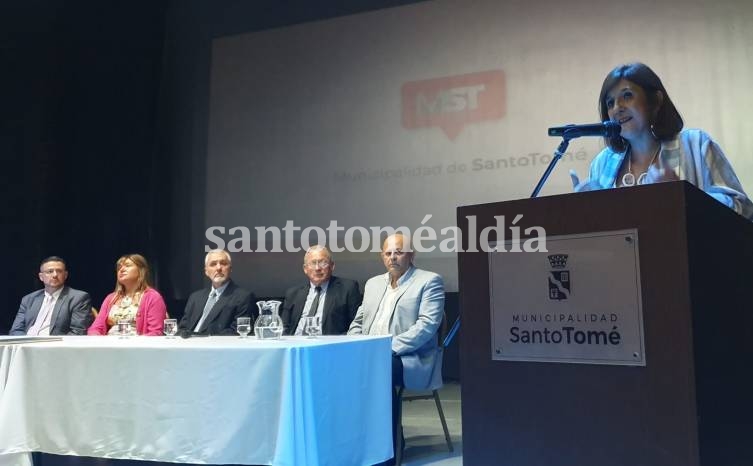 Daniela Qüesta, junto a los secretarios de su gabinete,  durante el acto de asunción. (Foto: Santotomealdia)