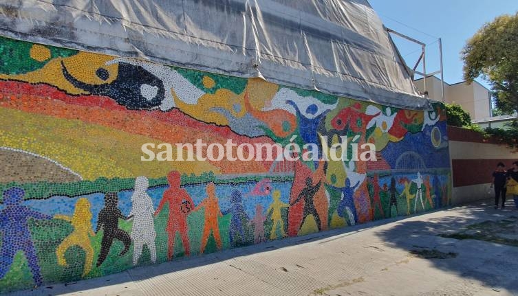 El Club Unión Santo Tomé inauguró un mural realizado con más de 54 mil tapitas