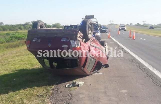 Choque y vuelco en la Autopista Santa Fe - Rosario