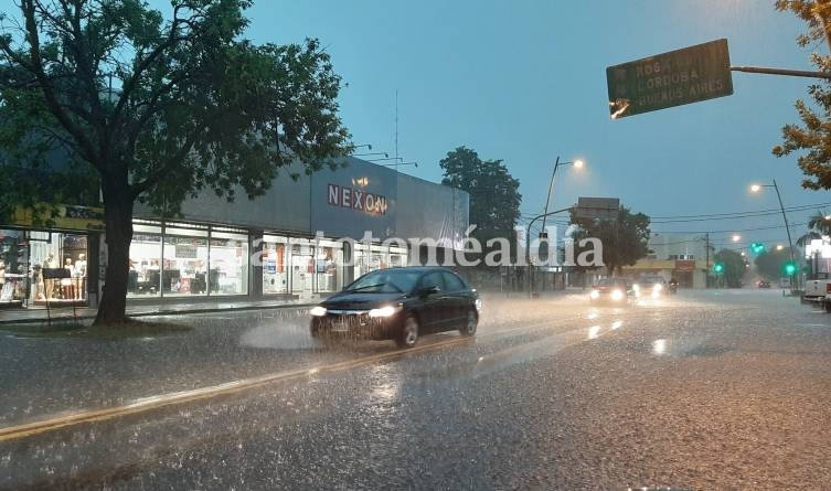 EN PLENO CENTRO. La Avenida 7 de Marzo tuvo anegamientos en casi toda su extensión. (Foto: Santotomealdia)