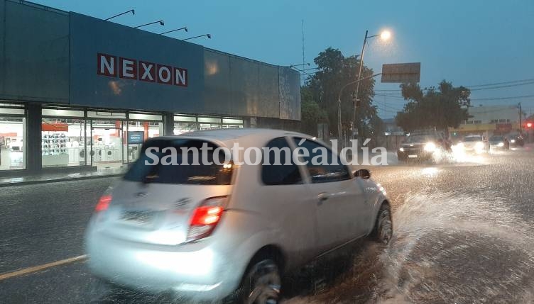 EN PLENO CENTRO. La Avenida 7 de Marzo tuvo anegamientos en casi toda su extensión. (Foto: Santotomealdia)