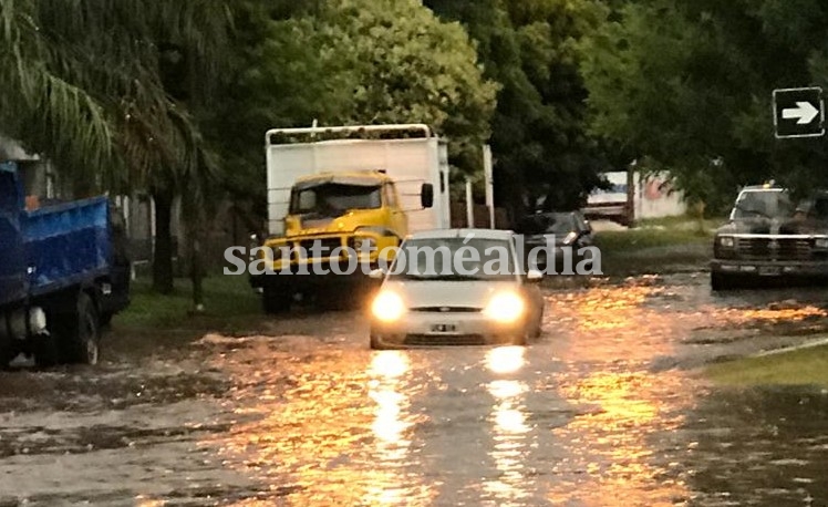 Las calles anegadas dificultaron el tránsito de vehículos. (Foto: Gentileza)