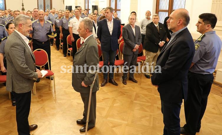 El gobernador puso en funciones a jefes y subjefes de la Policía. (Foto: Gobierno de la Provincia)