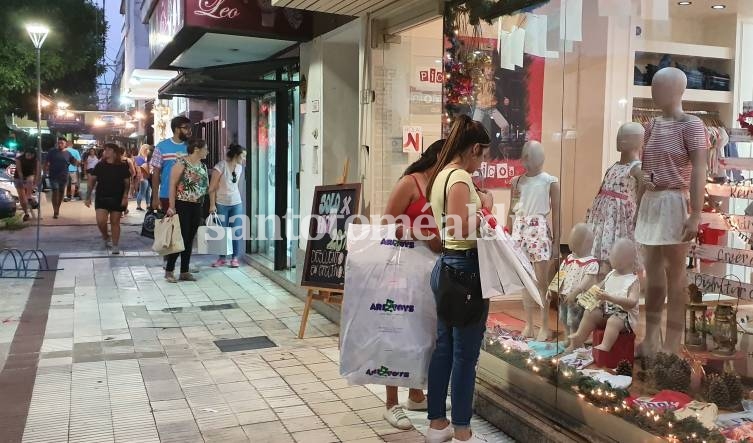 Los negocios abrieron sus puertas este domingo y se llenaron de gente