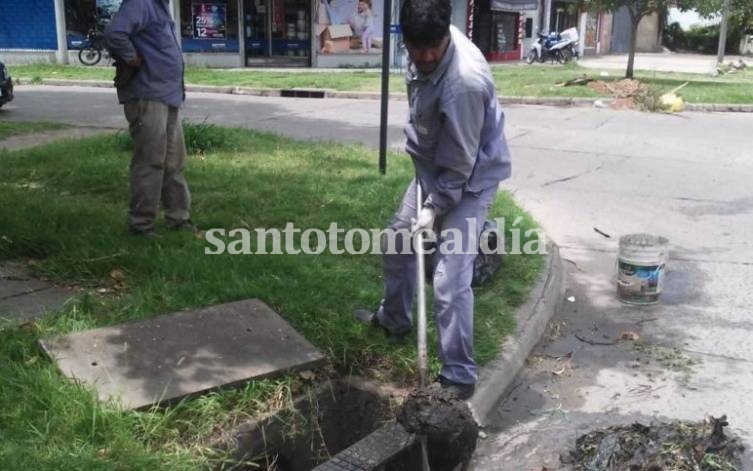 Santa Fe: Intensifican la limpieza de canales a cielo abierto y conductos entubados