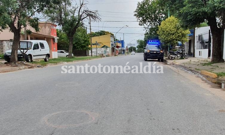 Los círculos en la calle señalan el lugar donde cayeron las vainas servidas. (Foto: Santotomealdia)