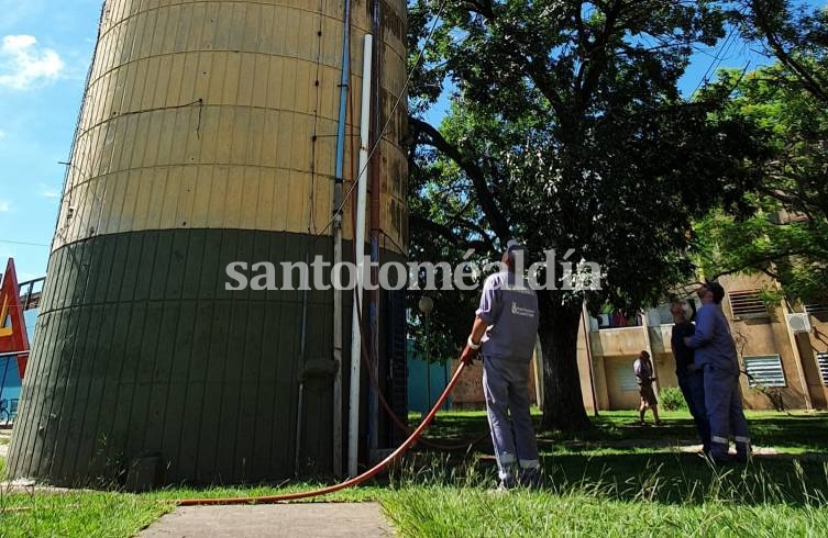 Empleados del Municipio trabajaron en la limpieza del tanque. (Foto: Municipalidad de Santo Tomé)