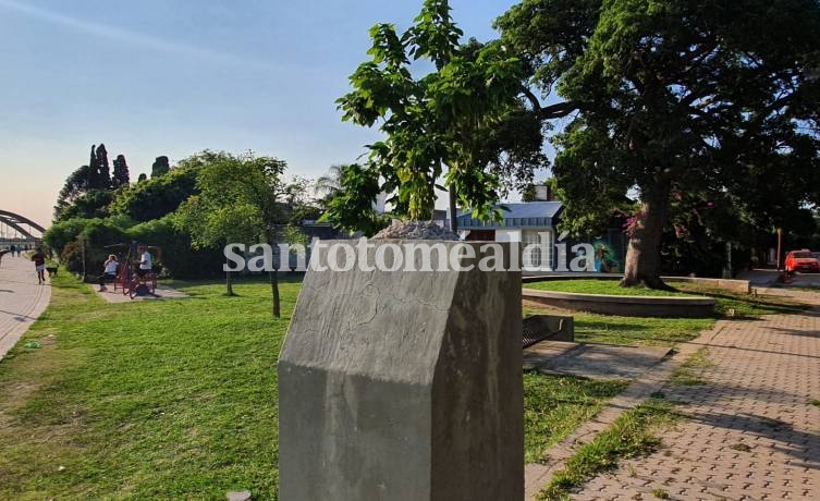 El Municipio denunció el robo del busto del Almirante Brown del paseo de la costanera