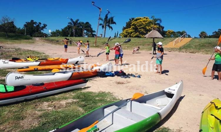 Escuela de canotaje en el balneario municipal. (Foto: Municipalidad de Santo Tomé)