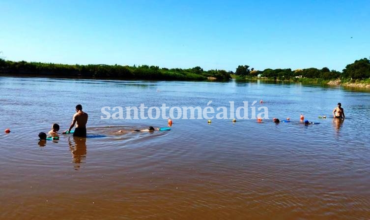 Escuela de natación en aguas abiertas, en el balneario municipal. (Foto: Municipalidad de Santo Tomé)