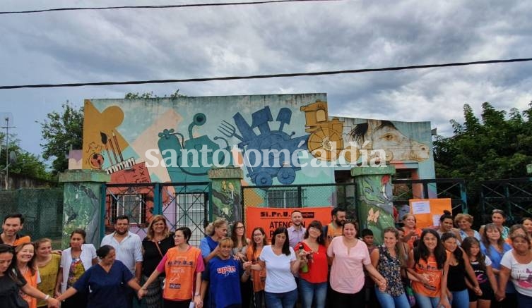 El abrazo simbólico, en la puerta del Centro Comunitario. (Foto: Santotomealdia)