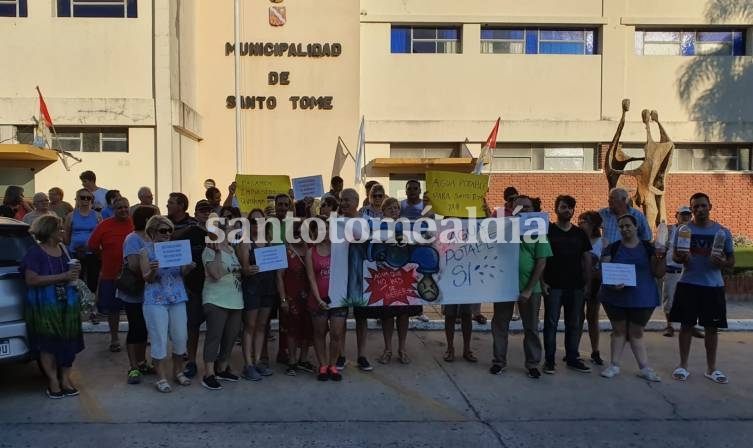 Vecinos de distintos barrios se manifestaron por la calidad del agua