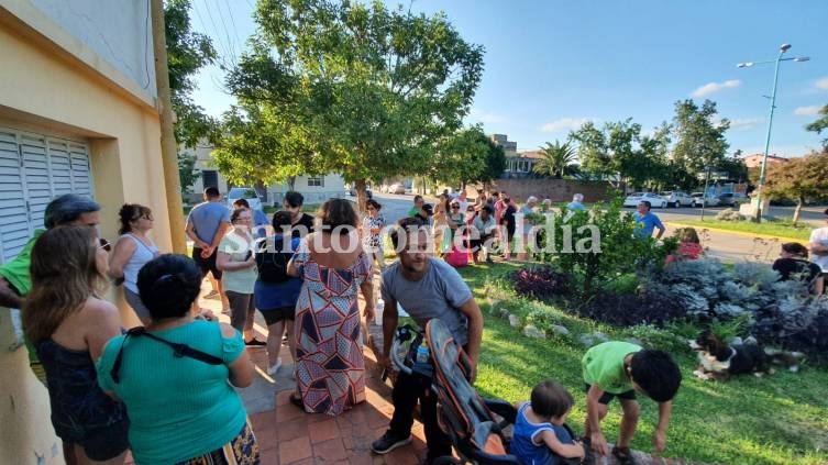 Antes de manifestarse frente al Municipio, los vecinos se concentraron en la puerta del Concejo. (Foto: Santotomealdia)