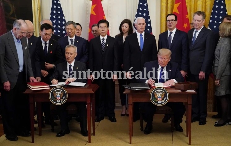 El viceprimer ministro chino Liu He y el presidente de EE.UU. Donald Trump firman la 