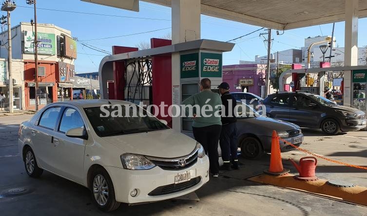 Postergan la suba de impuestos a los combustibles para evitar su impacto en los precios