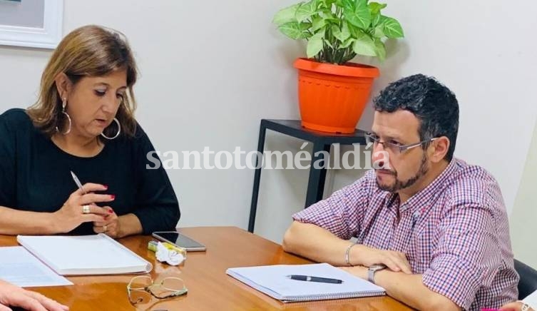 Daniela Qüesta y Martín Giménez, secretario de Gobierno del Municipio. (Foto: Municipalidad de Santo Tomé)