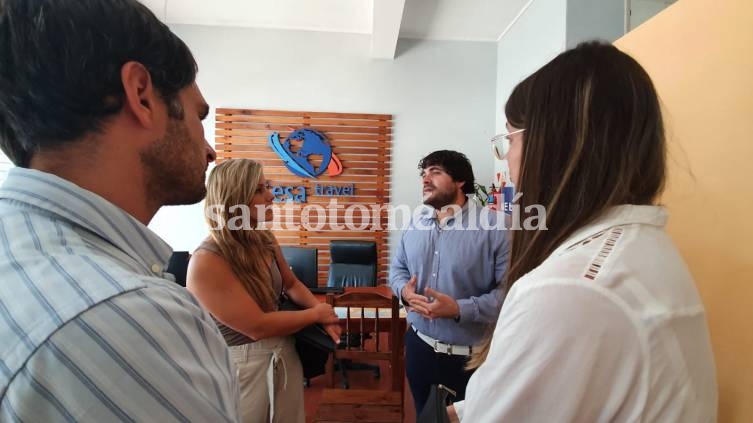 Juan Martín y Ximena García, junto a Juan Pablo Jullier y la concejal Florencia González. (Foto: Santotomealdia)