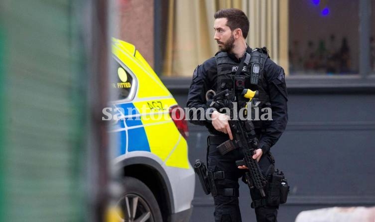 Londres: la policía mató a un hombre que había apuñala a dos personas
