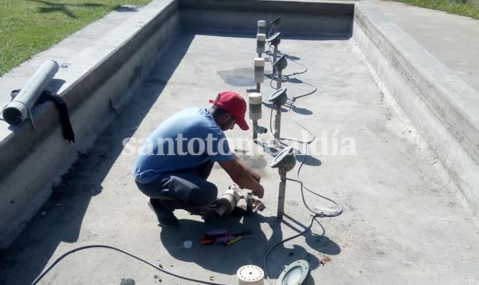 Por iniciativa propia, un vecino reparó la fuente de la plazoleta junto al puente Carretero