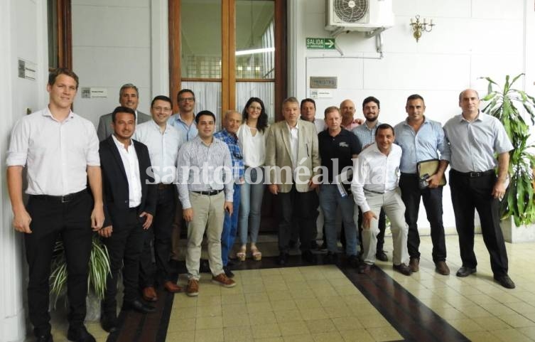 La foto de los participantes de la reunión. (Foto: Gentileza)