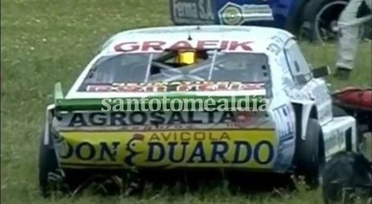 Así quedó el auto de Ghirardi tras embestir al auxiliar de pista en Concepción del Uruguay. (Foto: Clarín)